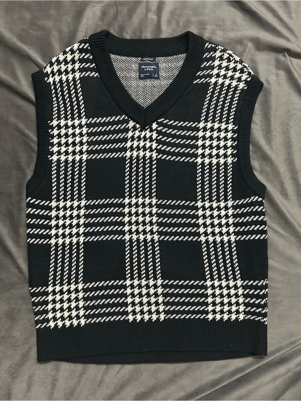 Abercrombie & Fitch Black and White Plaid V‑Neck Sweater Vest